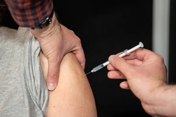 11岁的儿童接种疫苗 Val Marne疫苗接种中心 — 图库照片