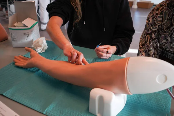 Studenten Trainen Een Arteriële Arm Waardoor Slagaderlijke Veneuze Punctie Voor — Stockfoto