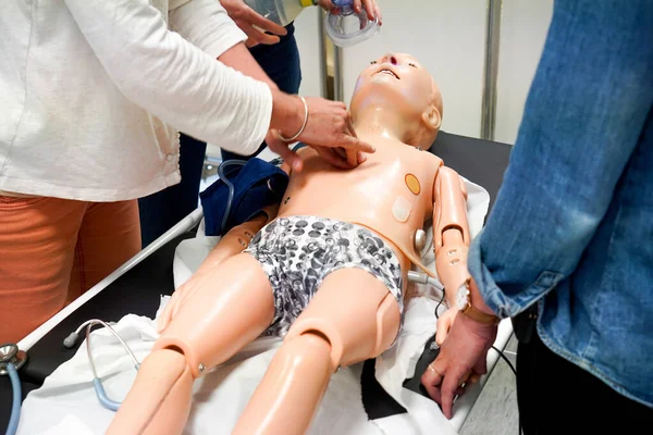 全科医生在儿科急诊程序方面接受培训 医生在干预过程中扮演母亲的角色 这个孩子有严重的呼吸问题和心脏不正常 心脏按摩和呼吸支持 — 图库照片