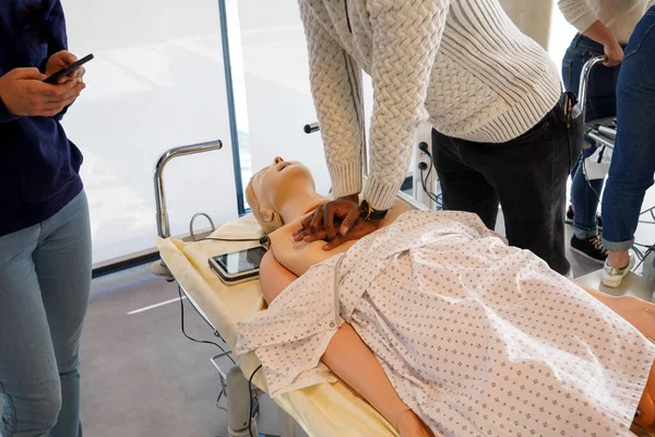Étudiants Médecine Année Lors Atelier Massage Cardiaque Factice Simman — Photo