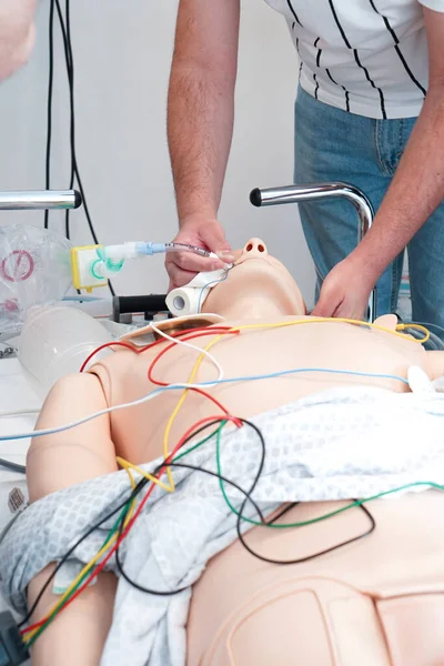 为期两天 护士和紧急护士在蒙彼利埃医学院接受关于紧急程序和复苏的培训 病人必须插管以获得辅助呼吸 — 图库照片