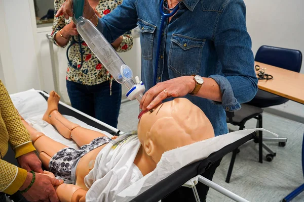 Los Médicos Generales Están Capacitados Procedimientos Emergencia Pediátrica Niño Está — Foto de Stock