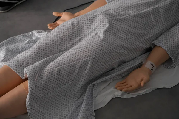 Notfall Medizinstudenten Nehmen Einem Notfallsimulationskurs Teil Der Von Zwei Notärzten — Stockfoto