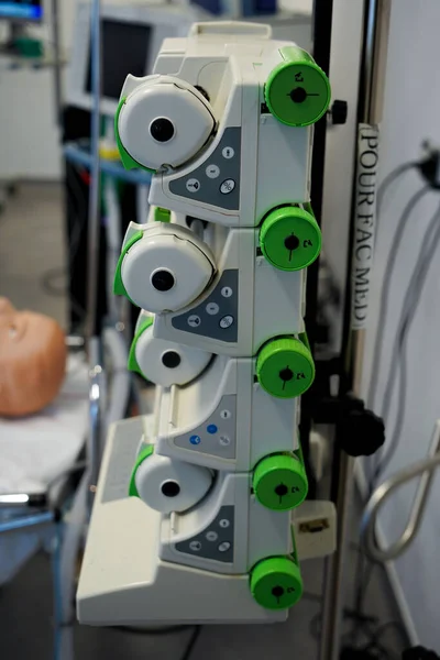 为期两天 护士和紧急护士在蒙彼利埃医学院接受关于紧急程序和复苏的培训 紧急闭塞注射器泵 — 图库照片