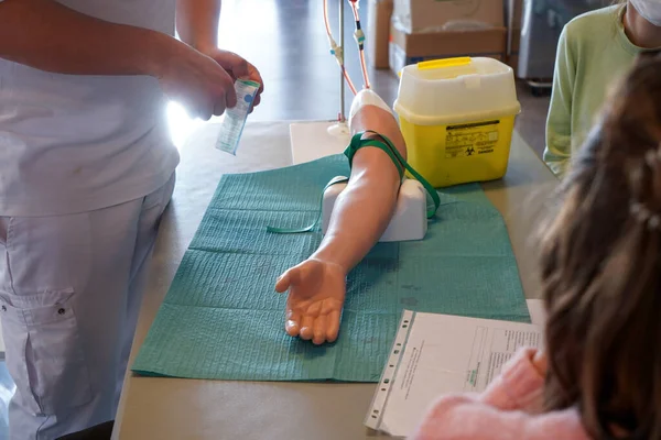 Students Train Arterial Arm Allowing Arterial Venous Puncture Blood Sampling — Stock Photo, Image