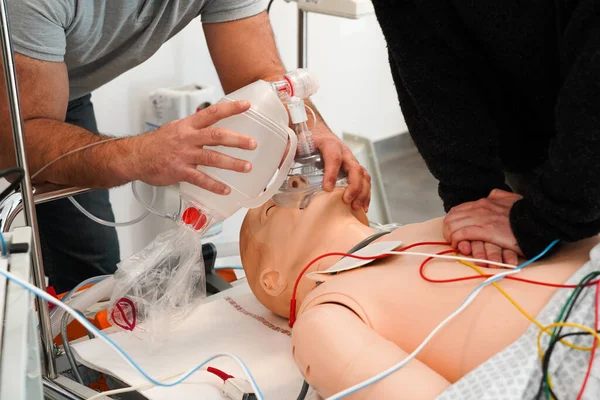 为期两天 护士和紧急护士在蒙彼利埃医学院接受关于紧急程序和复苏的培训 模拟模拟赛门的假人 心脏按摩和安装除颤器 在心脏肿块期间 — 图库照片