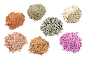 Beyaz arkaplandaki kil tozlarının çeşitliliği.