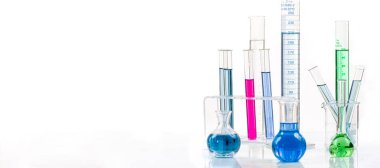 Beyaz arkaplandaki laboratuvar camları.