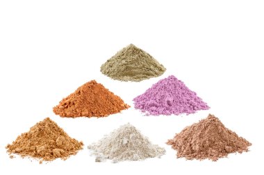 Beyaz arkaplandaki kil tozlarının çeşitliliği.