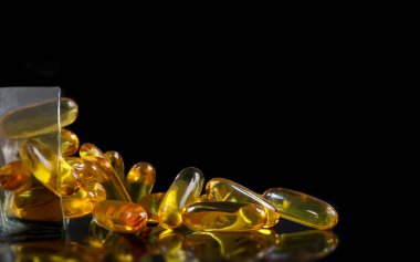 Omega 3 kapsülleri sade bir arkaplan üzerine kapanır.