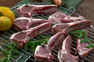 Izgarada çiğ kuzu pirzolası.