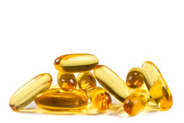 Omega 3 kapsülleri sade bir arkaplan üzerine kapanır.