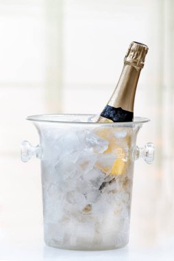 Şampanyayı buz kovası içinde.