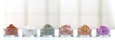 Kupalardaki kil tozlarının çeşitliliği.