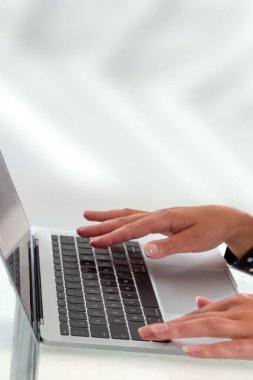 Klavyede tıklayan ellerin yakın çekimi