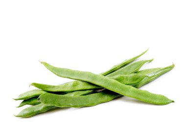 Beyaz arkaplanda taze kuru fasulye 