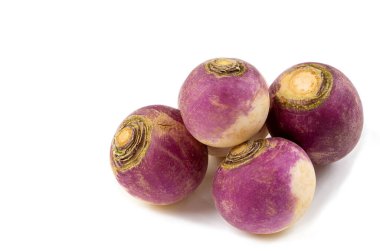 Beyaz arka planda şalgam yakın plan