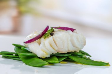 Bezelyeye konmuş morina bifteği..