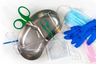 Beyaz atölyeye IUD ile tıbbi ekipman, prosedürden önce üst görünüm.