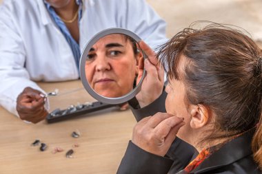 Hasta farklı işitme cihazları deniyor..