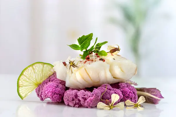 Cod Steak Purple Cauliflower — Stock Photo, Image