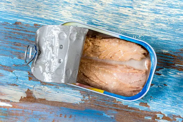 Open Tuna Can Close Top View Blue Stained Background Royalty Free Φωτογραφίες Αρχείου