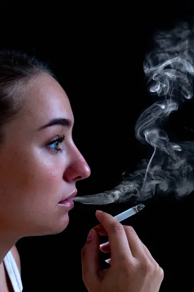 Detailní Záběr Mladé Ženy Kouřící Cigaretu Černém Pozadí Vytvářející Oblaka Stock Fotografie