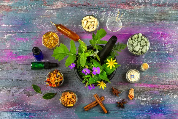 Suplemen Makanan Minyak Esensial Akupunktur Homeopati Sekitar Mortir Yang Diisi Stok Foto