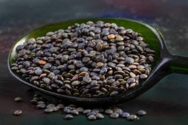 Ahşap arka planda organik yeşil mercimek