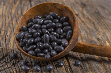 Ahşap arka planda organik siyah fasulye