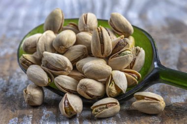 Ahşap arka planda tuzlu şam fıstığı, yakın plan.