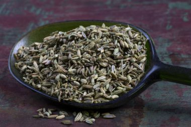 Koyu arkaplanda Anise tohumları, yakın plan