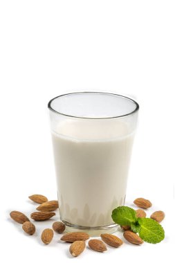 Cam beyaz zemin üzerine badem sütü