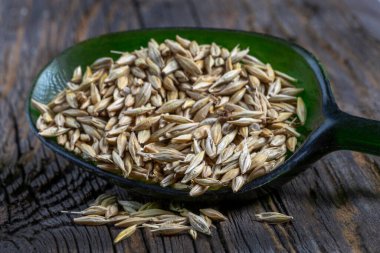 Ahşap zemin üzerinde organik yulaf taneleri, yakın plan