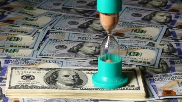 Zaman Para Yönetimi Verimliliği Kavramı Kum Saati Amerikan Doları Banknotları — Stok video