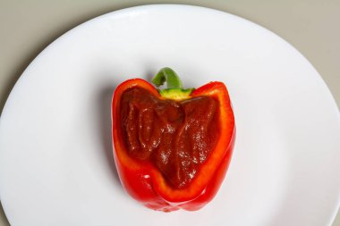 Tabağa ketçap doldurulmuş yarım biber.