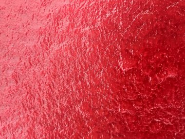Metal üzerinde soyut kırmızı buz dokusu. Kırmızı renkte buzlu doğal desen