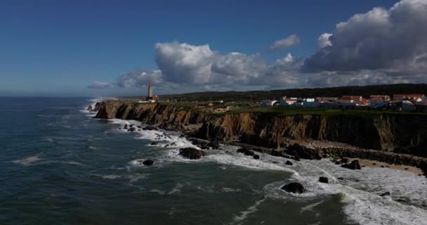 Pláž Vlnami Narážejícími Skály Pobřeží Leiria Portugalsko Majákem Pozadí — Stock video