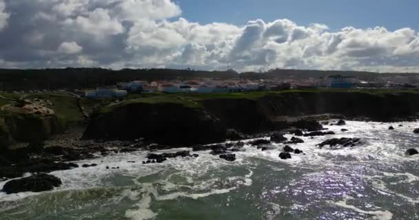 Domy Pobřeží Marinha Grande Leiria Portugalsko Vlnami Narážejícími Skály Pláži — Stock video