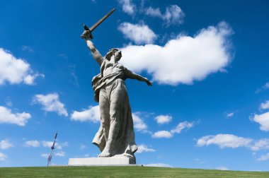 Rusya 'nın Volgograd kentindeki Mamaev Tepesi' nde Anavatan Çağrısı (Rodina-Mat) heykeli. Arka planda bulutlar olan mavi gökyüzü.
