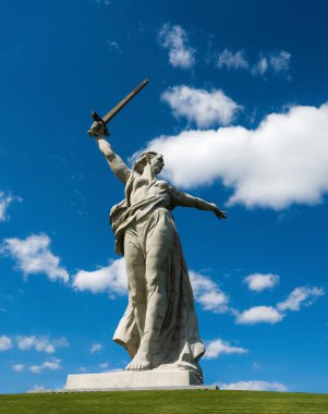 Rusya 'nın Volgograd kentindeki Mamaev Tepesi' nde Anavatan Çağrısı (Rodina-Mat) heykeli. Arka planda bulutlar olan mavi gökyüzü.