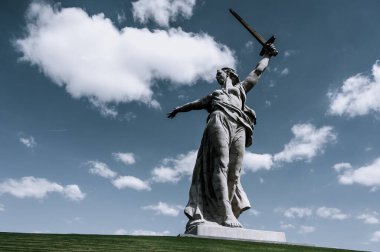 Rusya 'nın Volgograd kentindeki Mamaev Tepesi' nde Anavatan Çağrısı (Rodina-Mat) heykeli. Arka planda bulutlar olan mavi gökyüzü.