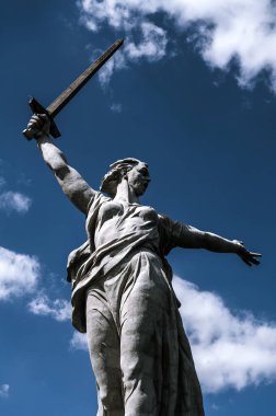 Rusya 'nın Volgograd kentindeki Mamaev Tepesi' nde Anavatan Çağrısı (Rodina-Mat) heykeli. Arka planda bulutlar olan mavi gökyüzü.