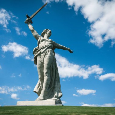 Rusya 'nın Volgograd kentindeki Mamaev Tepesi' nde Anavatan Çağrısı (Rodina-Mat) heykeli. Arka planda bulutlar olan mavi gökyüzü.
