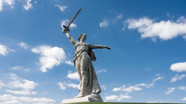 Rusya 'nın Volgograd kentindeki Mamaev Tepesi' nde Anavatan Çağrısı (Rodina-Mat) heykeli. Arka planda bulutlar olan mavi gökyüzü.