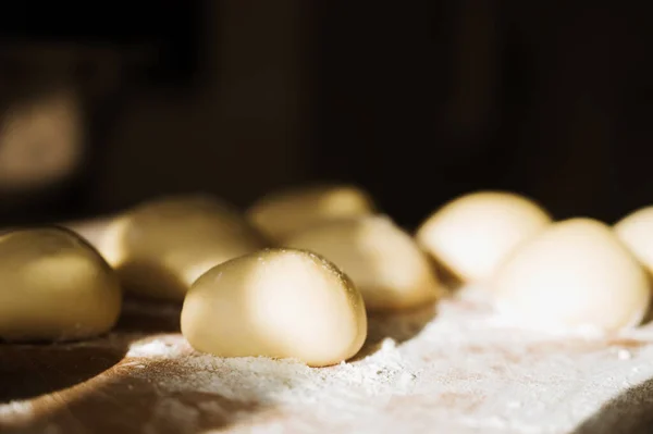 生面团球和面粉在木制柜台上的特写 准备烘焙 — 图库照片