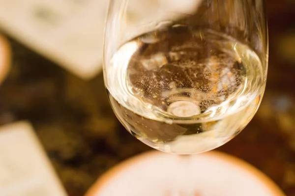 Close Vinho Espumante Branco Uma Taça Vidro Degustação Vinhos — Fotografia de Stock