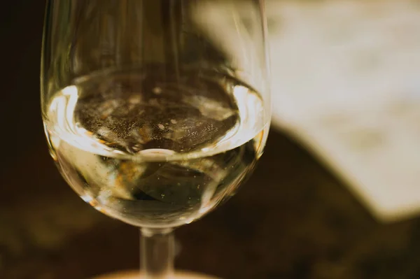 Close Vinho Espumante Branco Uma Taça Vidro Degustação Vinhos — Fotografia de Stock