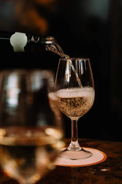 Vinho Espumante Branco Uma Garrafa Vaza Uma Taça Vidro Degustação — Fotografia de Stock