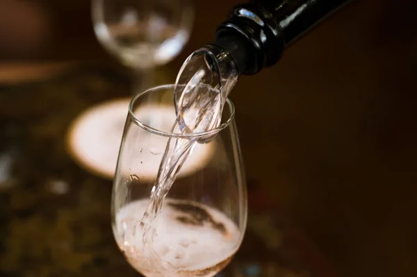 Vinho Espumante Branco Uma Garrafa Vaza Uma Taça Vidro Degustação — Fotografia de Stock